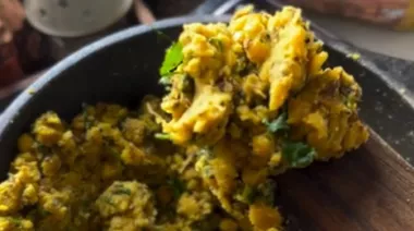 Stuffed chana dal paratha served with curd and pickle4